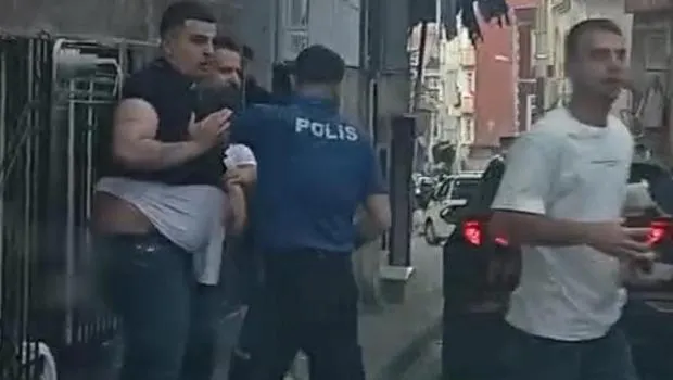 4 yaşındaki yeğeninin bulunduğu araca saldırdı!
