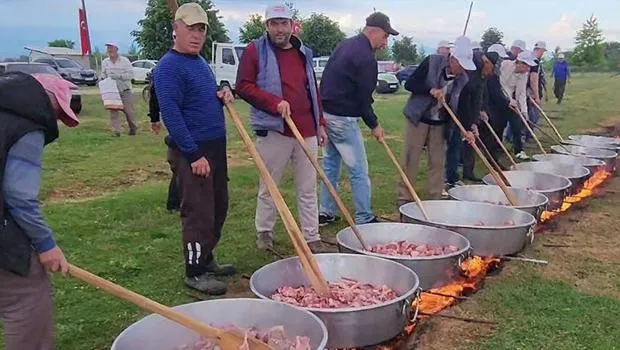 80 yıldır süren geleneği devam ettiriyorlar... Bu yıl rekor kırdılar! Etkinliği duyan bu köye koşuyor