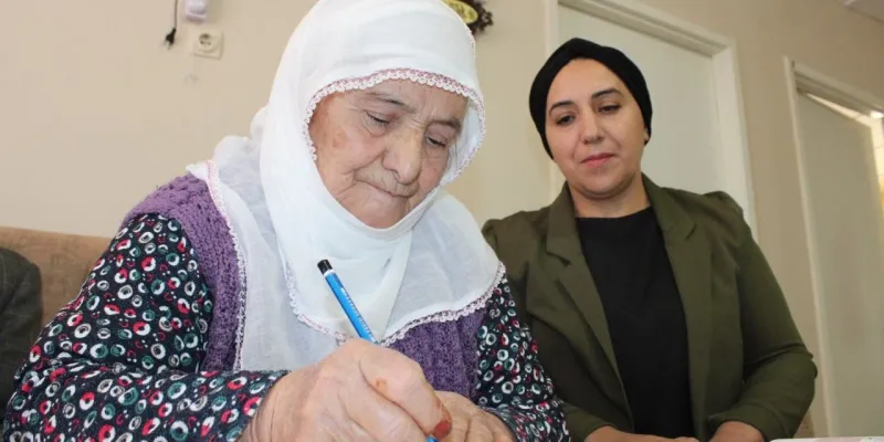 88 yaşındaki kadın 3 ayda okuma-yazma öğrendi