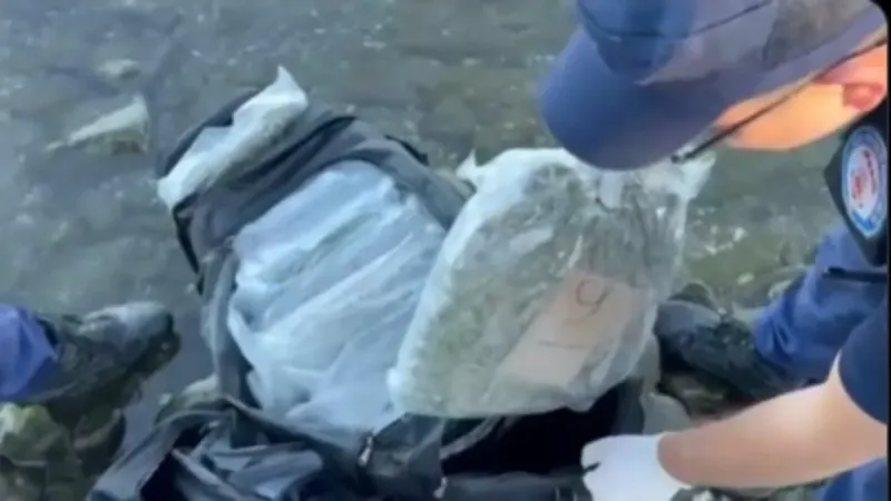 Bakan Yerlikaya duyurdu! Kırklareli'nden uyuşturucu operasyonu: Deniz skuterin 61 kilogram esrar ele geçirildi
