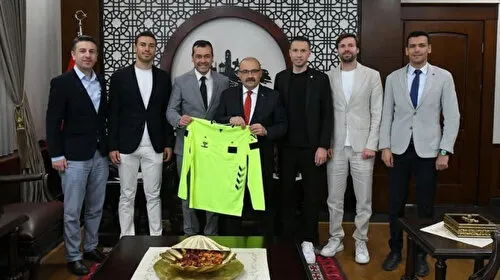 Balıkesirli Süper Lig hakemleri ve gözlemciler Vali Ustaoğlu’nu ziyaret etti
