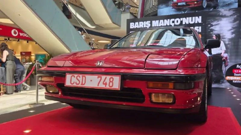 Barış Manço'nun 1991 model kırmızı otomobili sevenleriyle buluştu