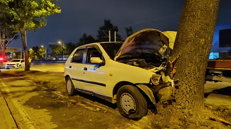 Bursa’da otomobil ağaca çarptı: 2 yaralı