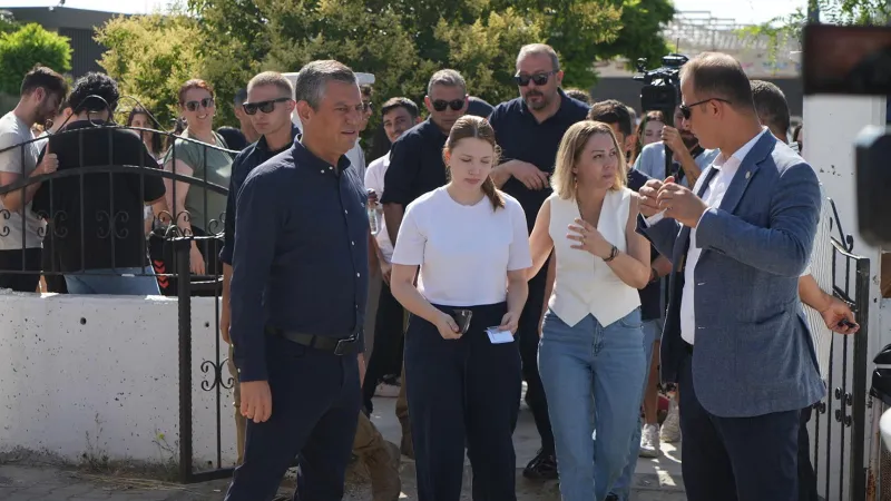 CHP lideri Özgür Özel, Nehir Zeyrek'i bugün de sınava gireceği okula bıraktı