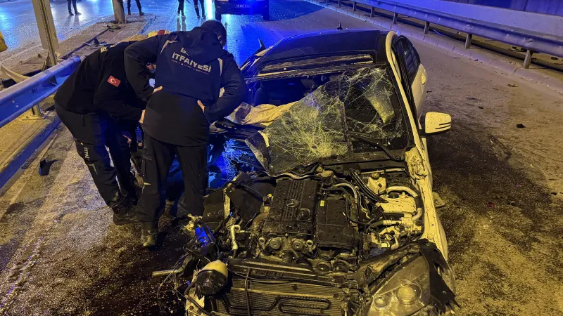 Direğe ve servis minibüsüne çarpıp, hurdaya dönen araçtan hafif yaralı kurtuldular