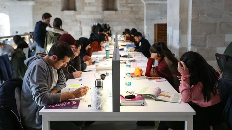 Dolandırıcıların yeni hedefi, ihtiyaç sahibi öğrenciler: Burs vaadiyle böyle tuzağa düşürüyorlar