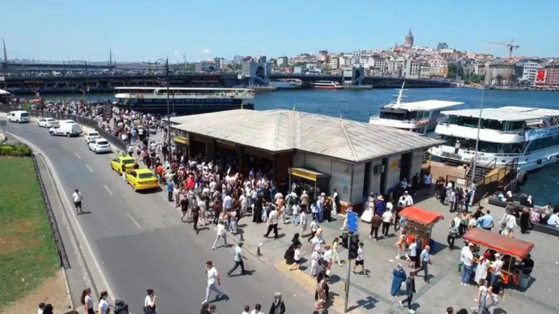 Eminönü'nde Bayram Coşkusu! İstanbul'da Turist Akını mı Var?
