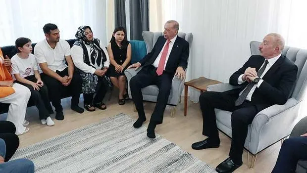 Erdoğan ve Aliyev'den Kahramanmaraş'ta depremzede bir aileyi ziyaret