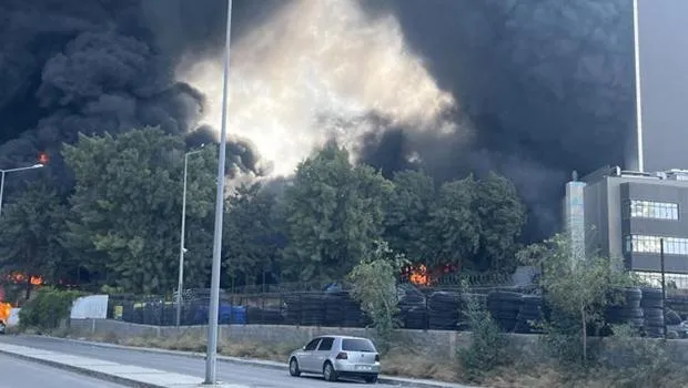 Fabrikada çıkan yangın özel hastaneye sıçradı