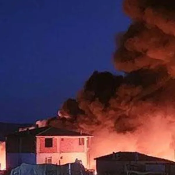 Çanakkale'de Korkunç Yangın! Hurdalık Alev Aldı, Evler Kül Oldu!