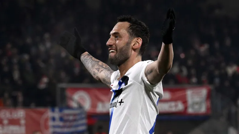 Inter soranlara 'Hakan Çalhanoğlu 40 milyon euro' diyor