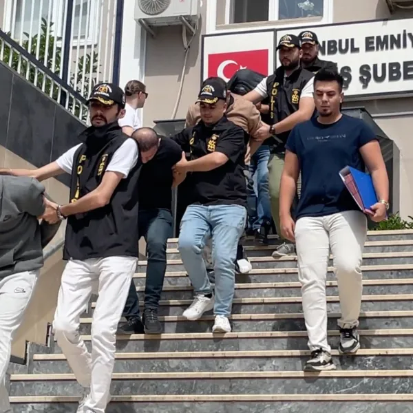 İş vaadiyle getirdikleri kadınlara fuhuş yaptırdılar