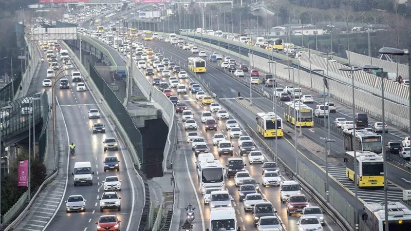 İstanbul'da Trafik Alarmı! Hangi Yollar Kapalı? İşte Alternatif Rotalar