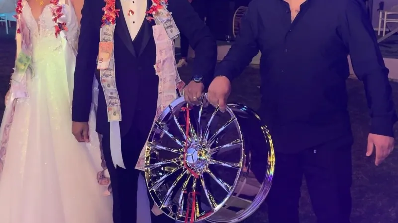 İzmir'de Şaşırtan Düğün Hediyesi: Gelin ve Damada Jant Şoku!