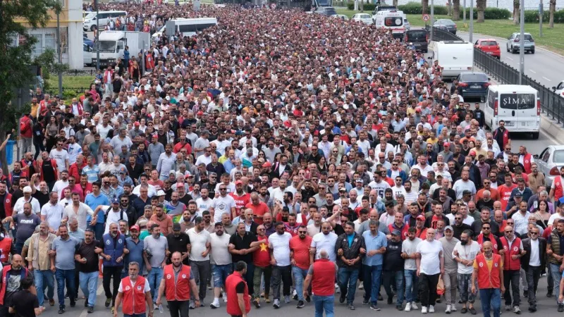 İzmir'de grev büyüyor: İşçiler yürüyor...