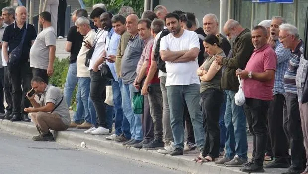 İzmir'de grevin ikinci günü: Duraklarda yine yoğunluk yaşanıyor