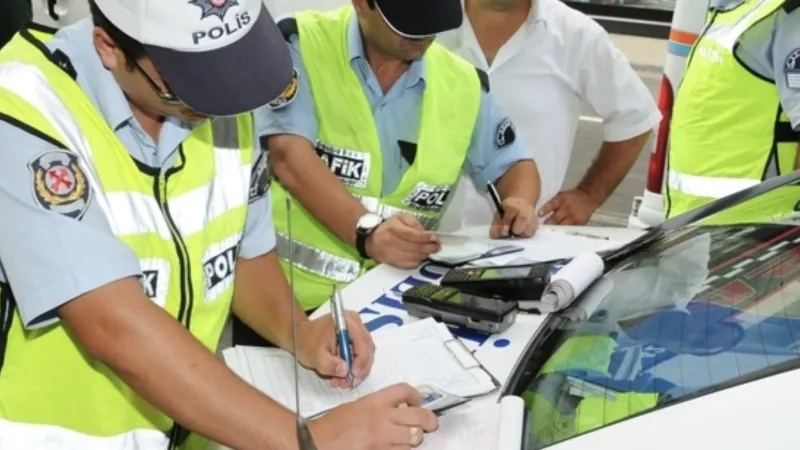 Kayseri'de trafiği tehlikeye düşüren 3 sürücüye 10 bin 916 lira ceza kesildi