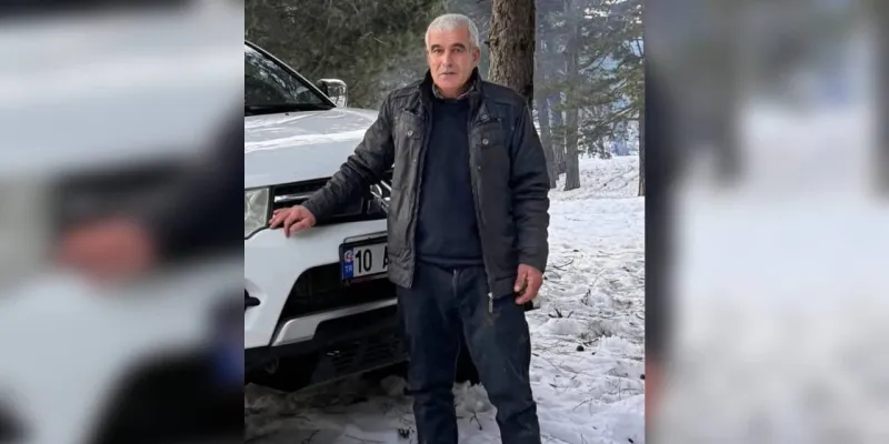 Kestiği kavak ağacının altında kalıp öldü