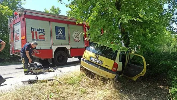 Kocaeli'de ağaca çarpan otomobildeki yaşlı kadın öldü, eşi yaralandı