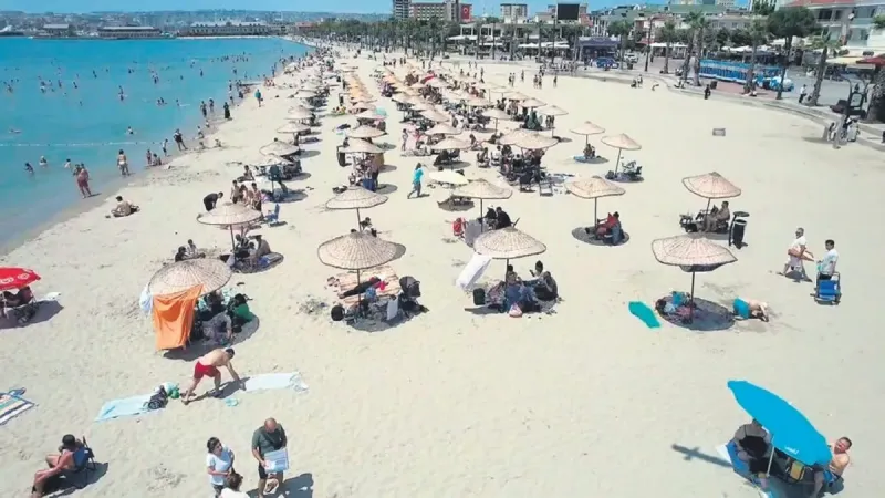Kuşadası plajları bayramda dolup taştı