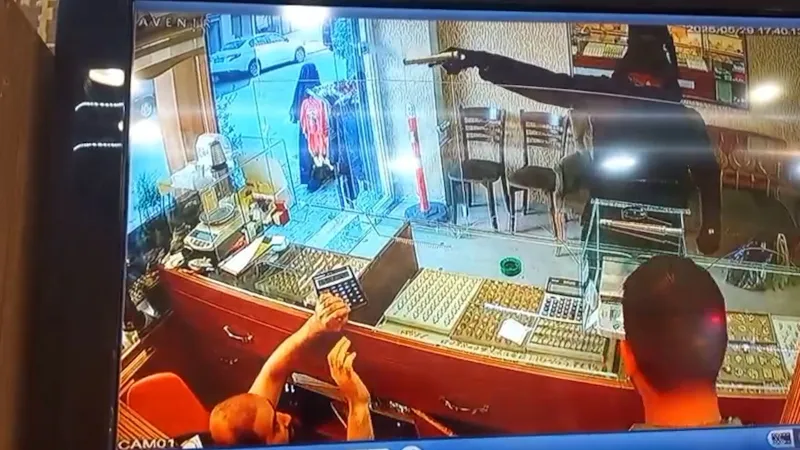 Kuyumcuya silahlı soygun girişimi! O anlar kamerada