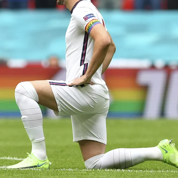 LGBT Bayrağını Kapatan Futbolculara Şok Ceza! Ne Oldu?
