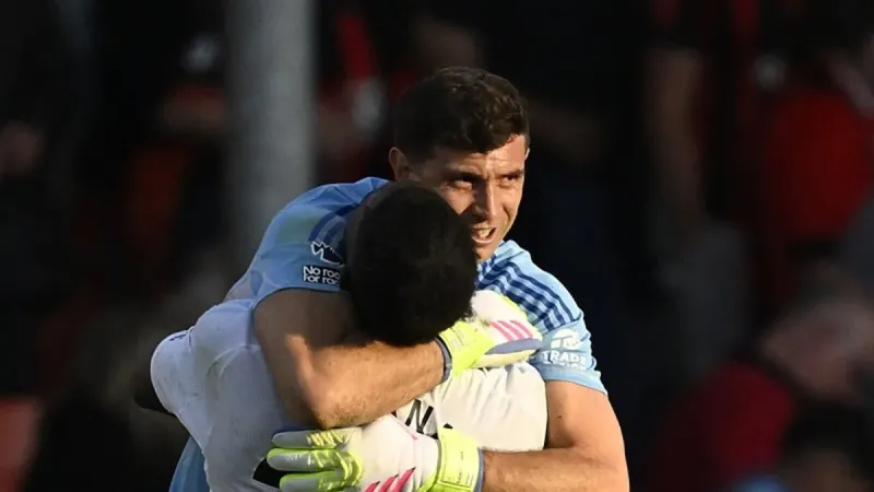 Manchester United'dan Emiliano Martinez bombası!