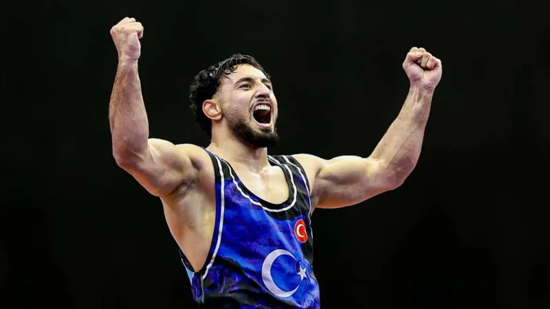 Milli güreşçi Muhammed Halit Özmuş'dan Dünya 23 Yaş Altı Şampiyonası'nda gümüş madalya