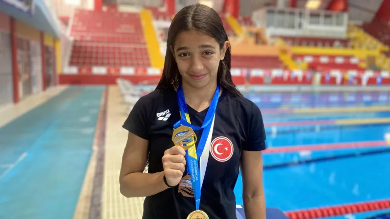 14 yaşındaki milli yüzücü Ela'dan 1 ayda 3 madalya