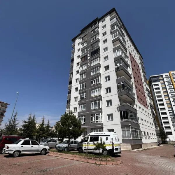 4. katta pencereye çıktı! Cam uğruna trajik son!