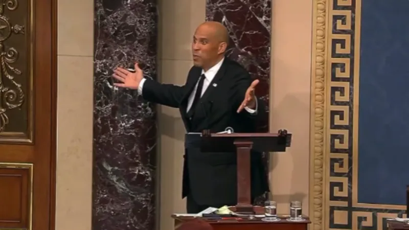 ABD'li Demokrat Senatör Booker, Trump'ın politikalarını protesto için 25 saat kürsüde konuşarak rekor kırdı