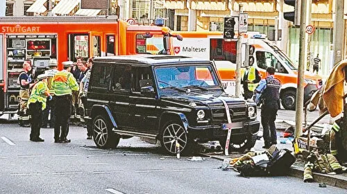 Almanya’da araç kalabalığa daldı