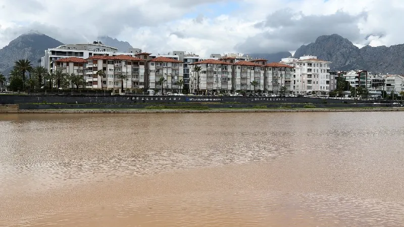 Antalya'da sağanak sonrası denizin rengi değişti