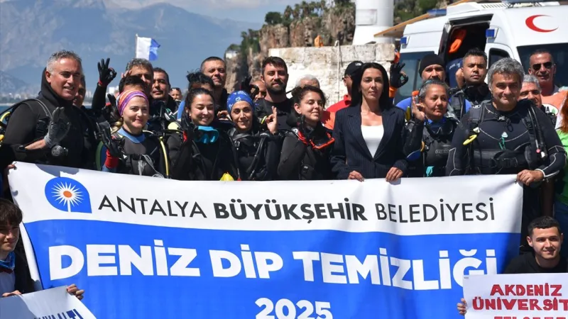 Antalya'nın mavi hazinesi dalgıçların elleriyle temizlendi
