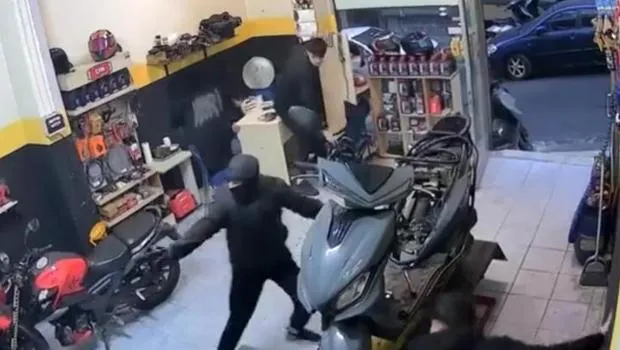 Beyoğlu'nda silahlı saldırı... Motosiklet tamirhanesini basıp kurşun yağdırdı