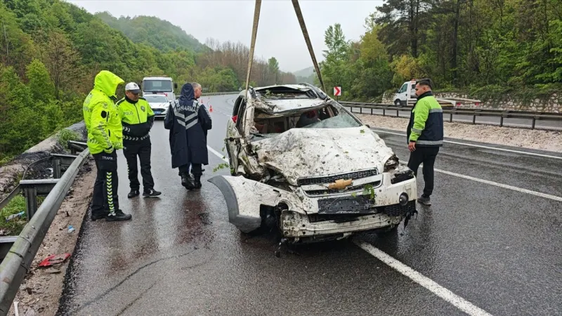 Bursa'da Otomobil Şarampole Yuvarlandı