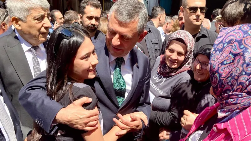 CHP Genel Başkanı Özel şehit madenci aileleriyle kucaklaştı