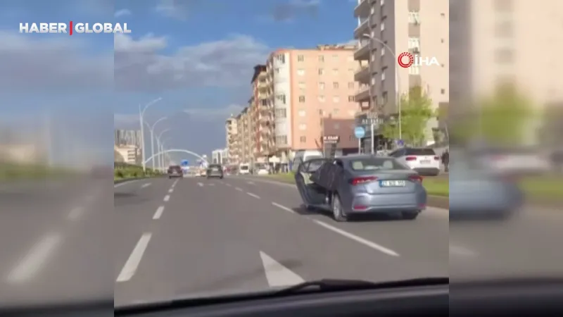 Diyarbakır'da kapısı açık otomobille tehlikeli nakliye