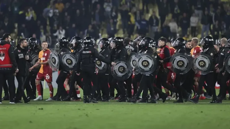 Fenerbahçe-Galatasaray derbisinde taşkınlık yapan 43 kişiye işlem başlatıldı