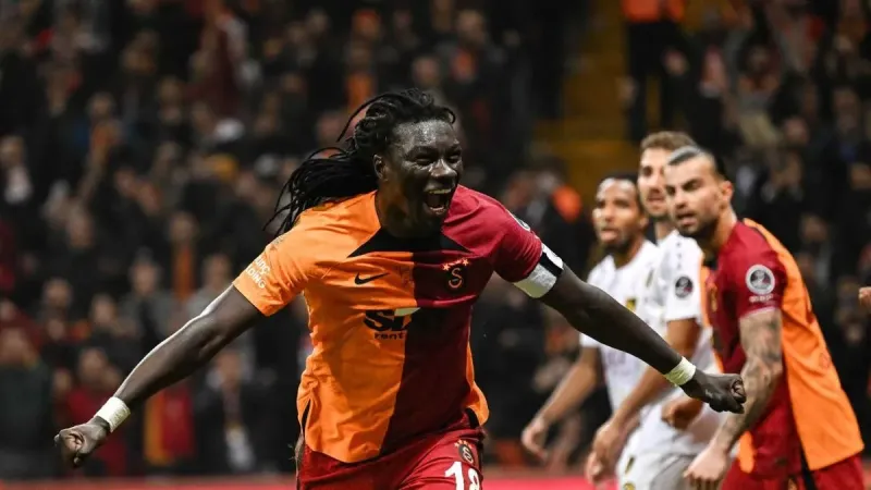 Galatasaray'ın eski yıldızı Bafetimbi Gomis'ten 5 yıldız mesajı