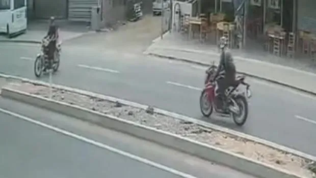 İki motosikletin çarpıştığı kazada sürücülerden biri hayatını kaybetti