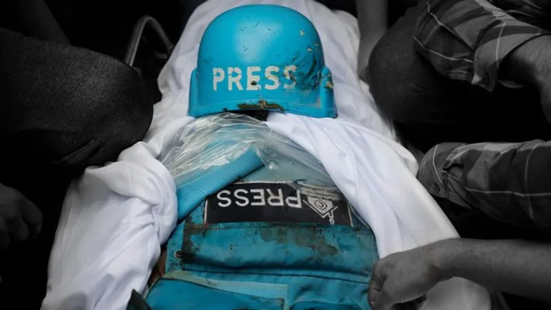 İsrail'in Gazze'de gazetecilerin çadırına saldırısında ağır yaralanan bir gazeteci daha hayatını kaybetti