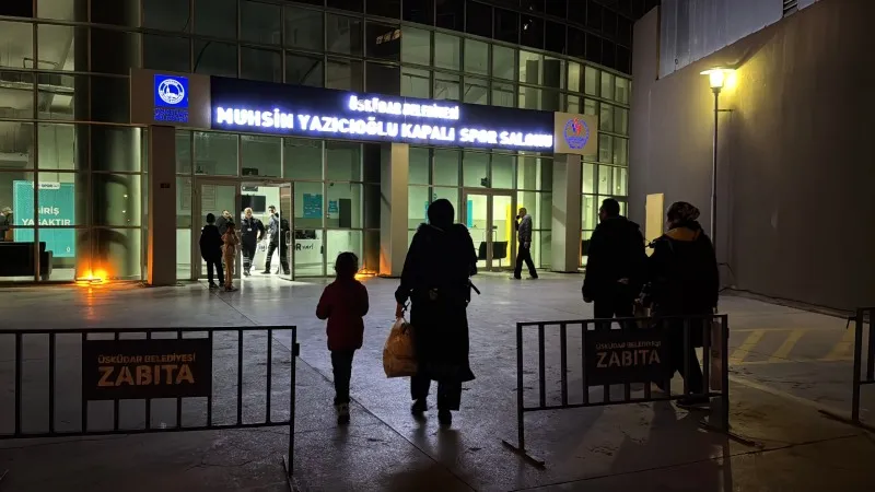 İstanbul'da bazı vatandaşlar deprem endişesiyle geceyi dışarıda geçiriyor