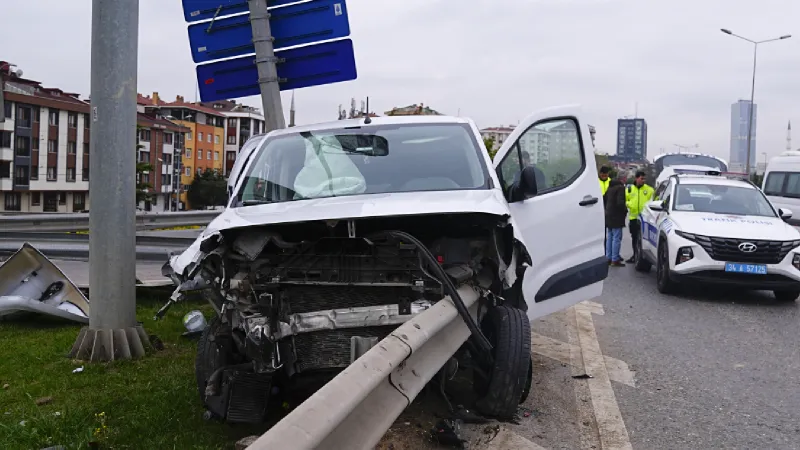 İstanbul'da bir araç otoyolda bariyerlere saplandı!