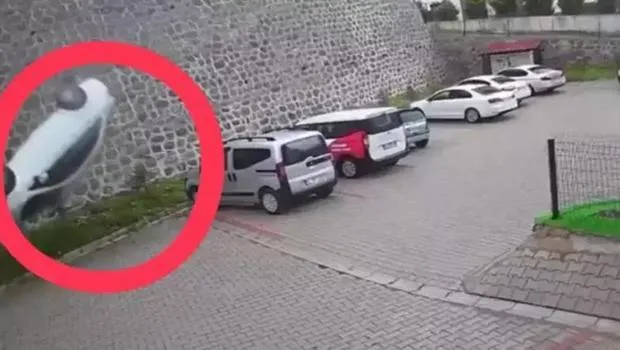 İstinat duvarından site bahçesine düşen otomobilin sürücüsü öldü