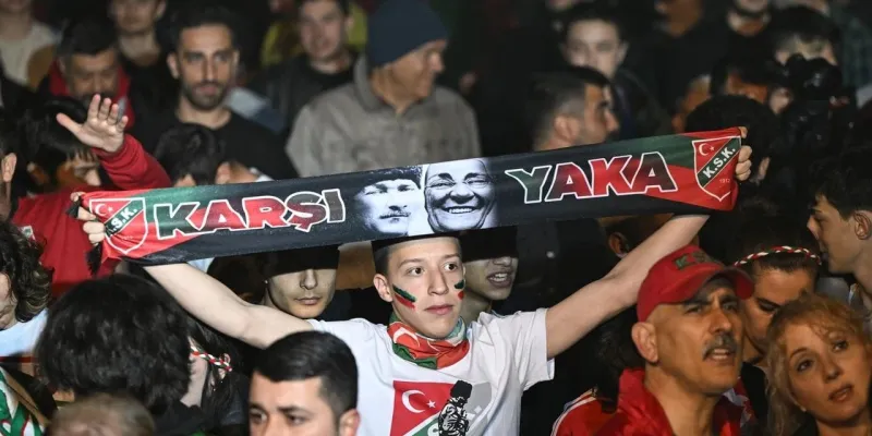 Karşıyaka taraftarının iki ayağı bir pabuca girdi