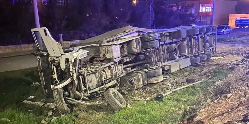 Kırmızı ışıkta geçen TIR hafif ticari araca çarptı: 1'i bebek 6 yaralı