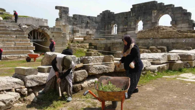 Konuralp'teki tarihi kazılara gönüllü katılıyorlar