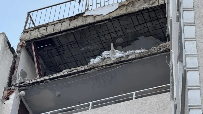 Kumburgaz'da depremde bina duvarları yıkıldı