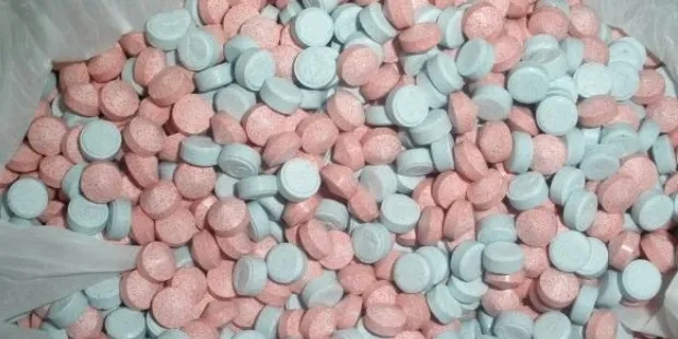 Midelerinde uyuşturucu çıkan 2 şüpheli, tutuklandı